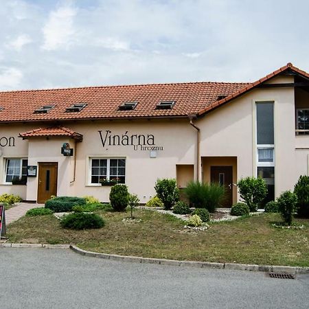 Penzion Vinarna U Hroznu Hotel Veseli nad Moravou Luaran gambar